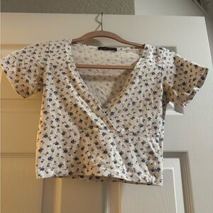 Brandy Melville Blue and White Floral Crop Top